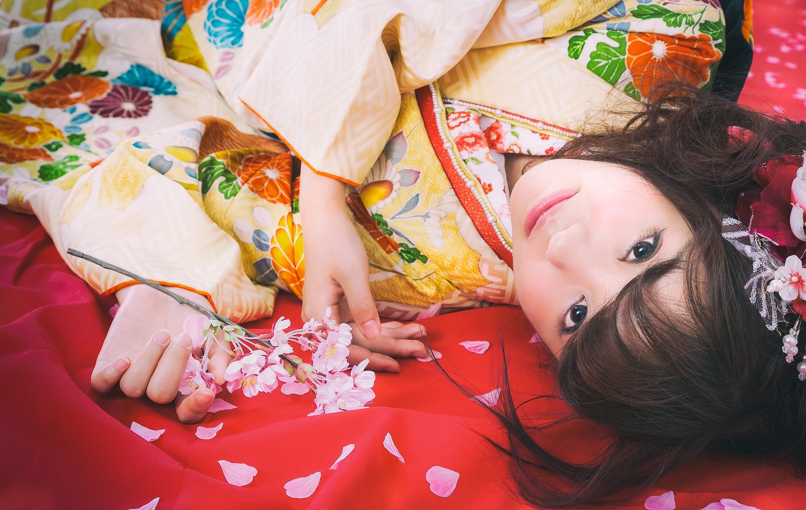 Japonesa deitada nas flores skura