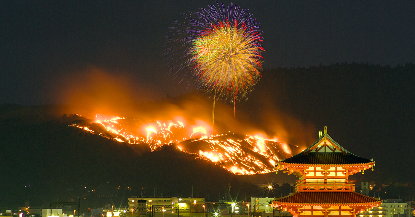 wakakusa yamayaki fogos e ano novo no Japão