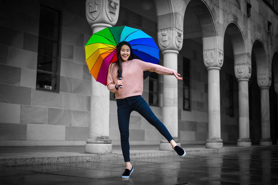 asiática com guarda chuva colorida