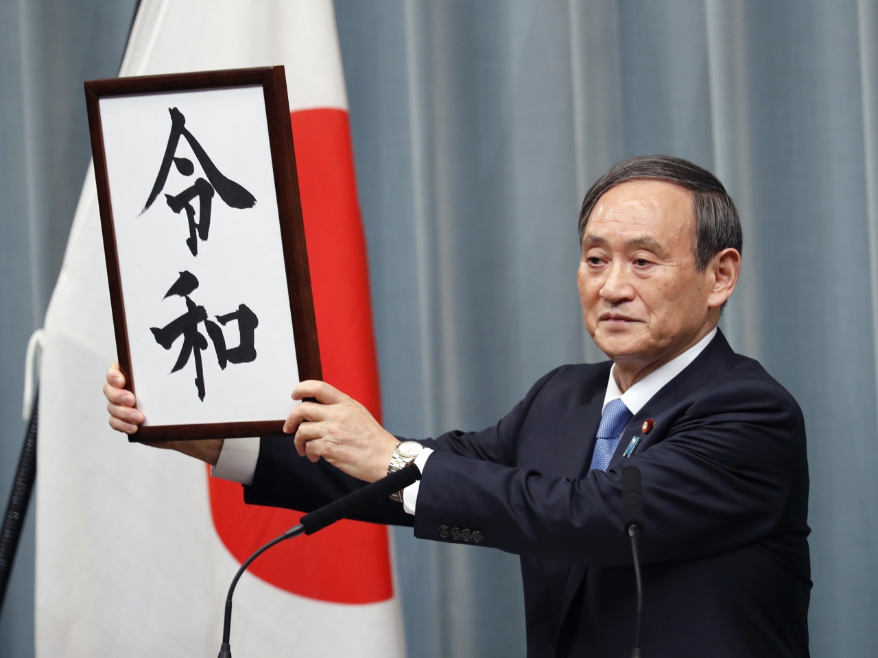 secretário-chefe do gabinete japonês segura a placa do nome da nova era Reiwa