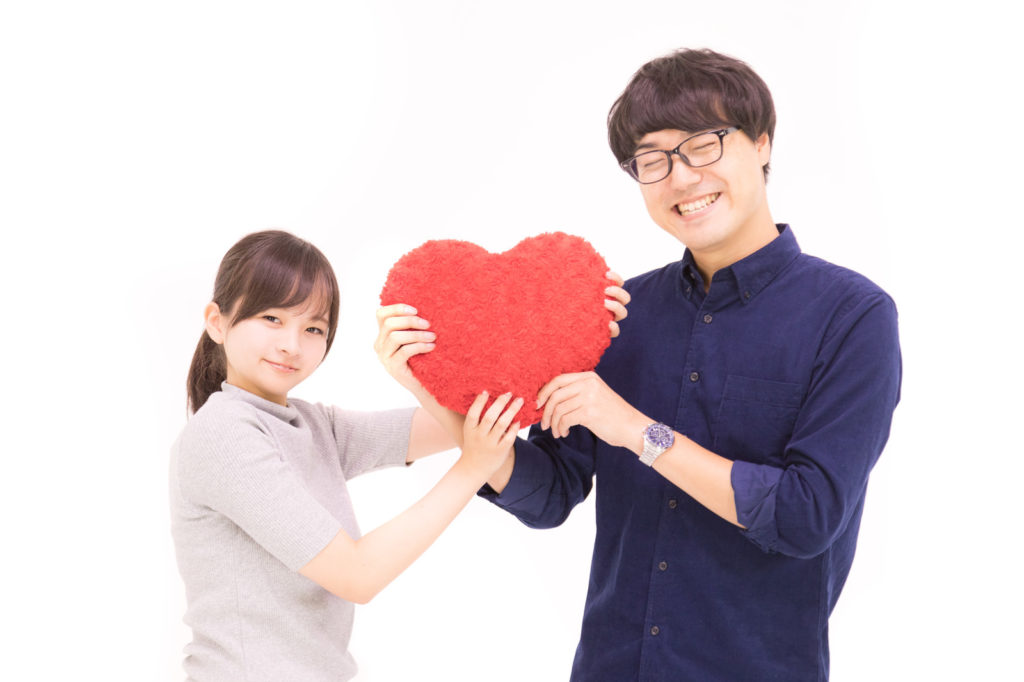 casal japonês segurando coração