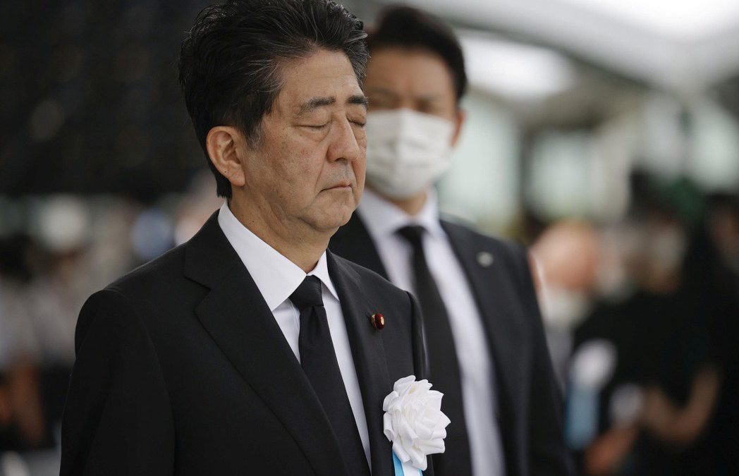 Shinzo Abe renuncia o cargo de primeiro-ministro do Japão devido à Colite Ulcerativa